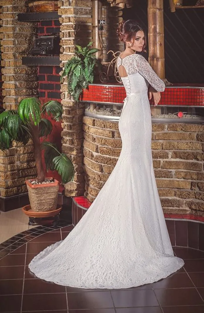 ---Classy mermaid wedding dress made entirely of lace with translucent three-quarter sleeves--