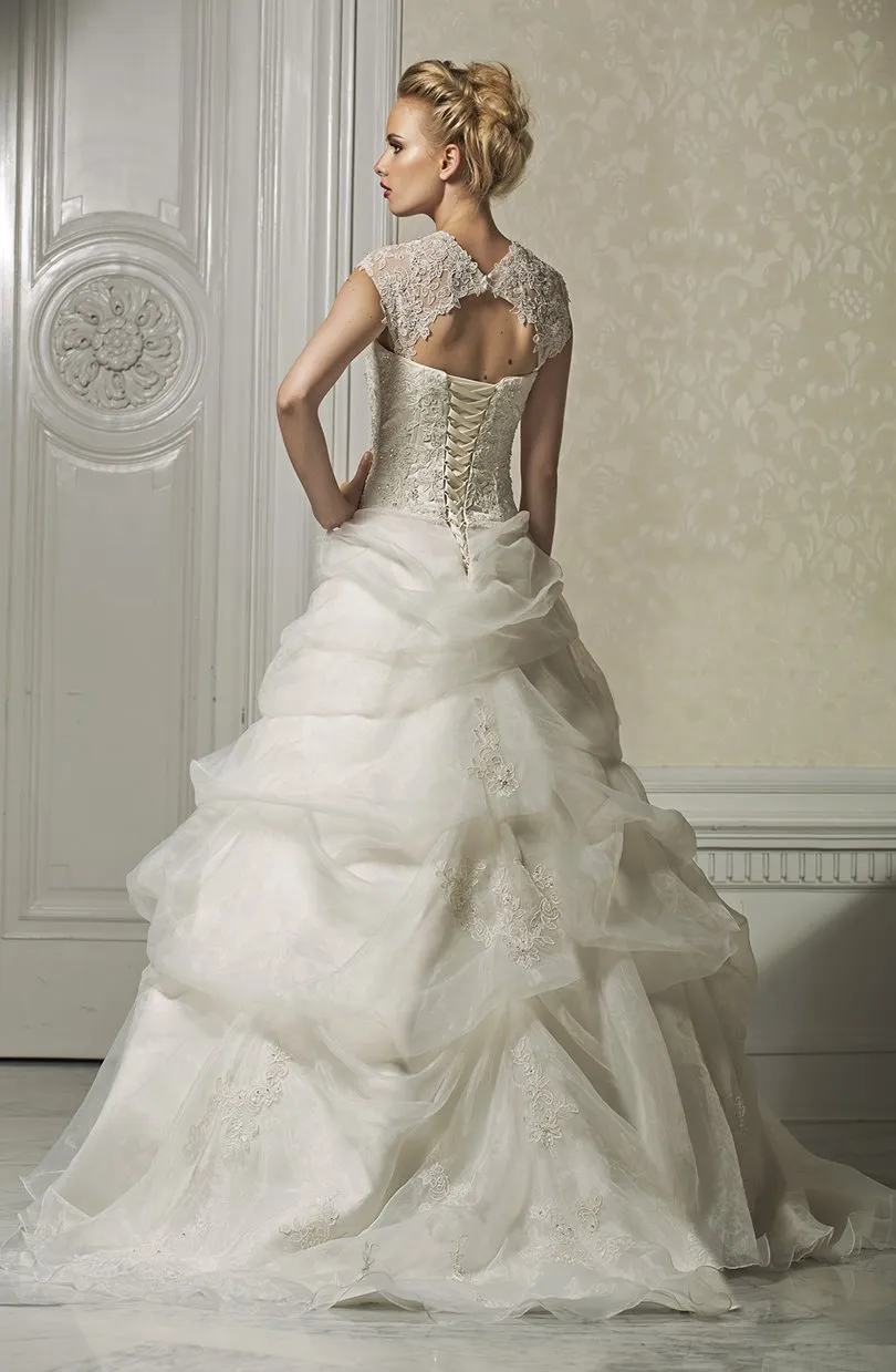 ---Princess-style bustier wedding dress made of satin and organza with semi-rigid and pre-shaped bustier, removable lace straps-