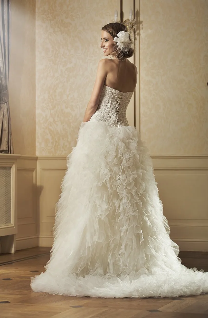 ---Two-in-one wedding dress with semi-rigid  bodice decorated with lace embellished with sparkles and sequins--