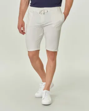 Bermuda bianco in felpa con bottoni e coulisse