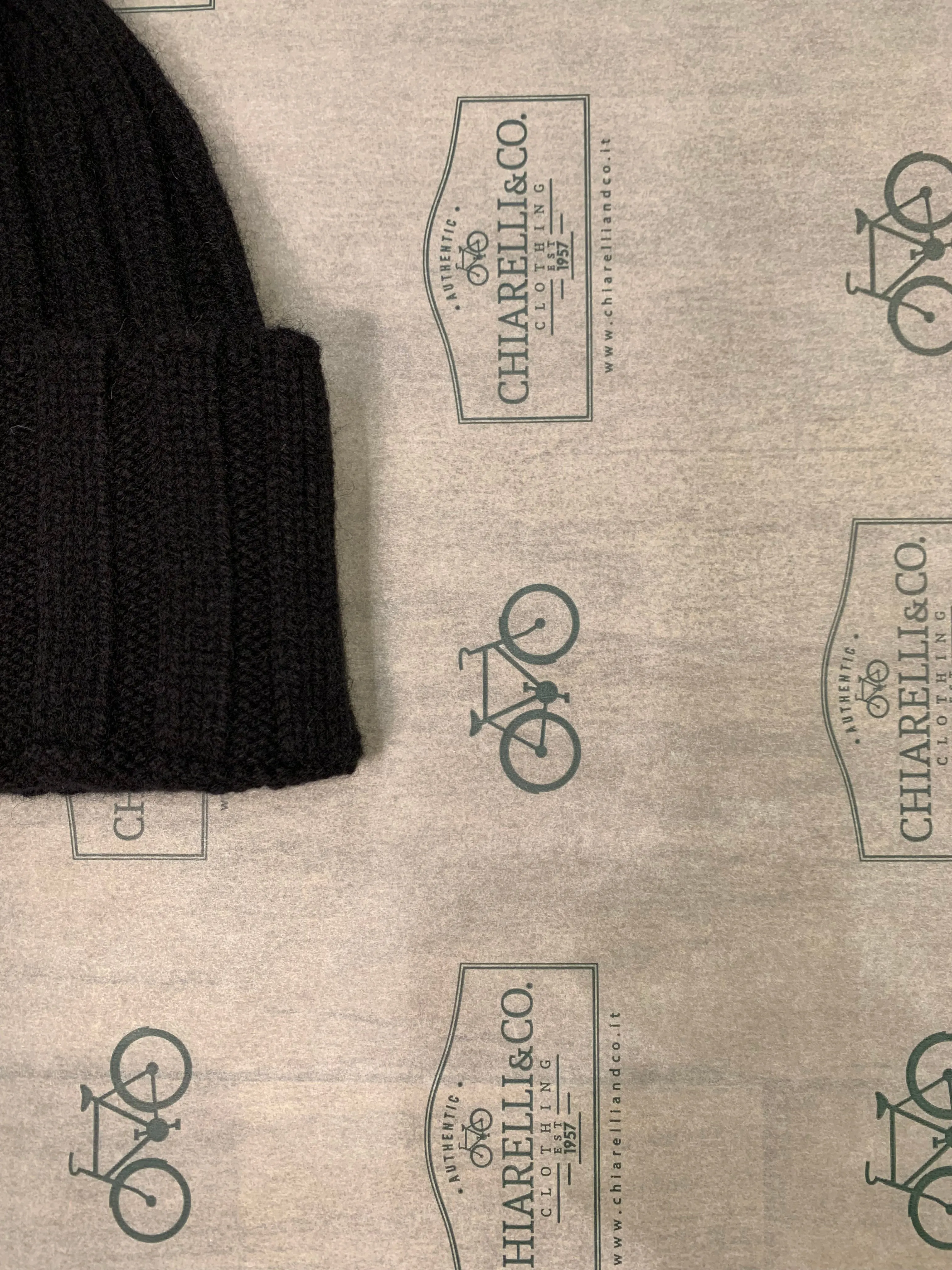 Berretto Chiarelli a coste larghe in puro cashmere senza cucitura centrale nero