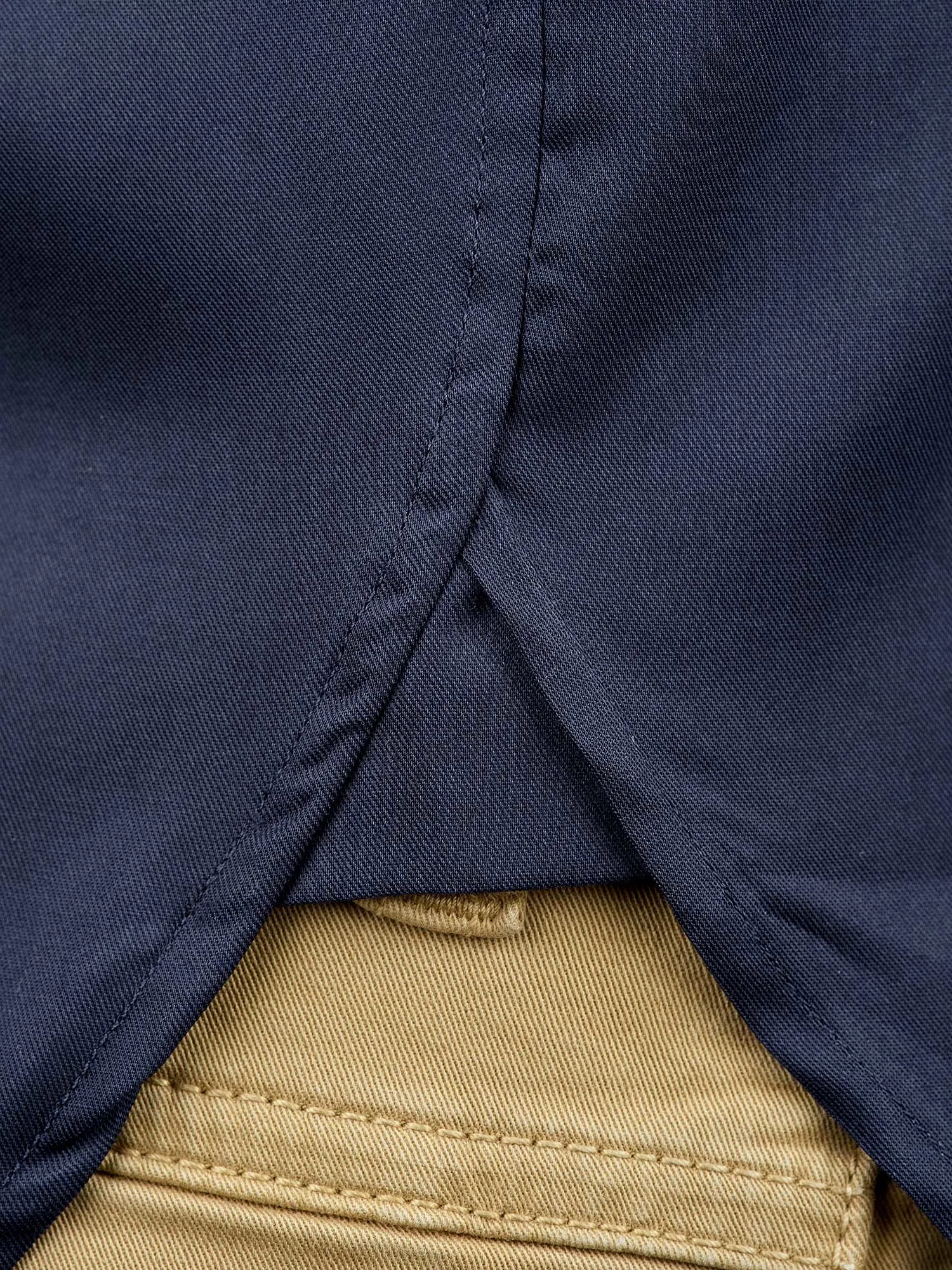 Dark blue shirt in cotton twill fabric