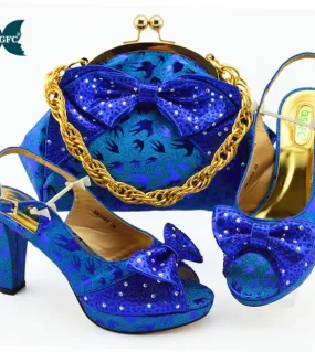 Design italiano Moda nigeriana Vendita calda Farfalla Kont Decorazione Stile Royal Blue Color Party Scarpe e borsa da donna