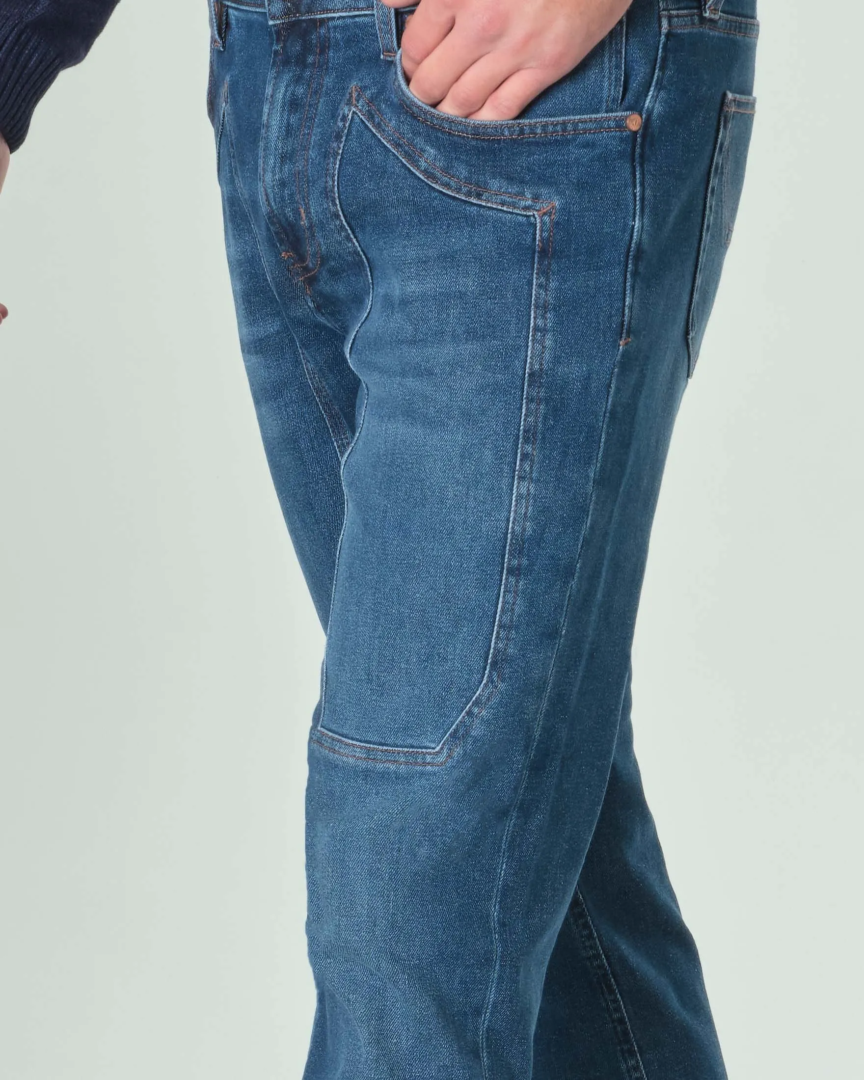 Jeans James tapered lavaggio medio stone washed con toppa