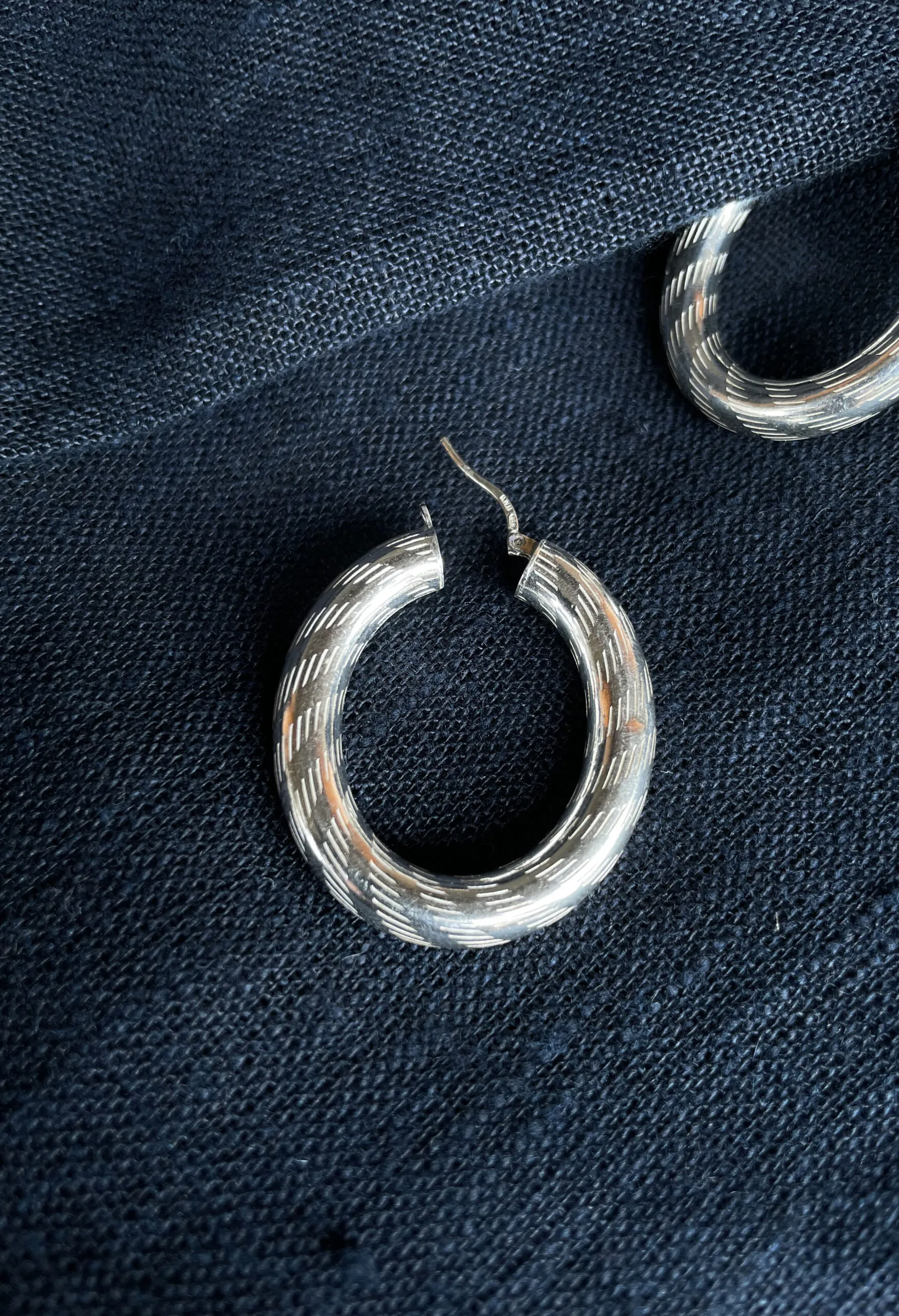 Orecchini a cerchio ovale in argento lavorato vintage anni ’70
