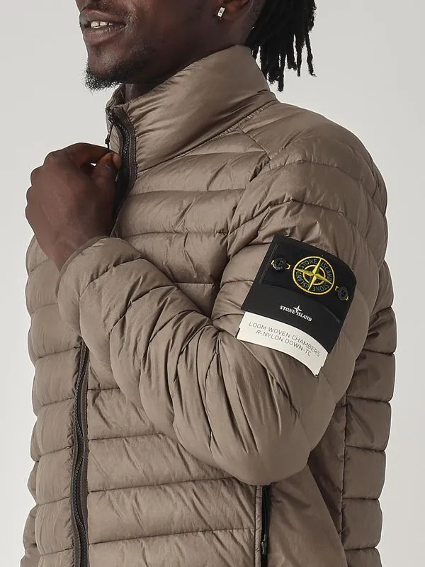 STONE ISLAND  Piumino uomo Stone Island in nylon riciclato Tortora