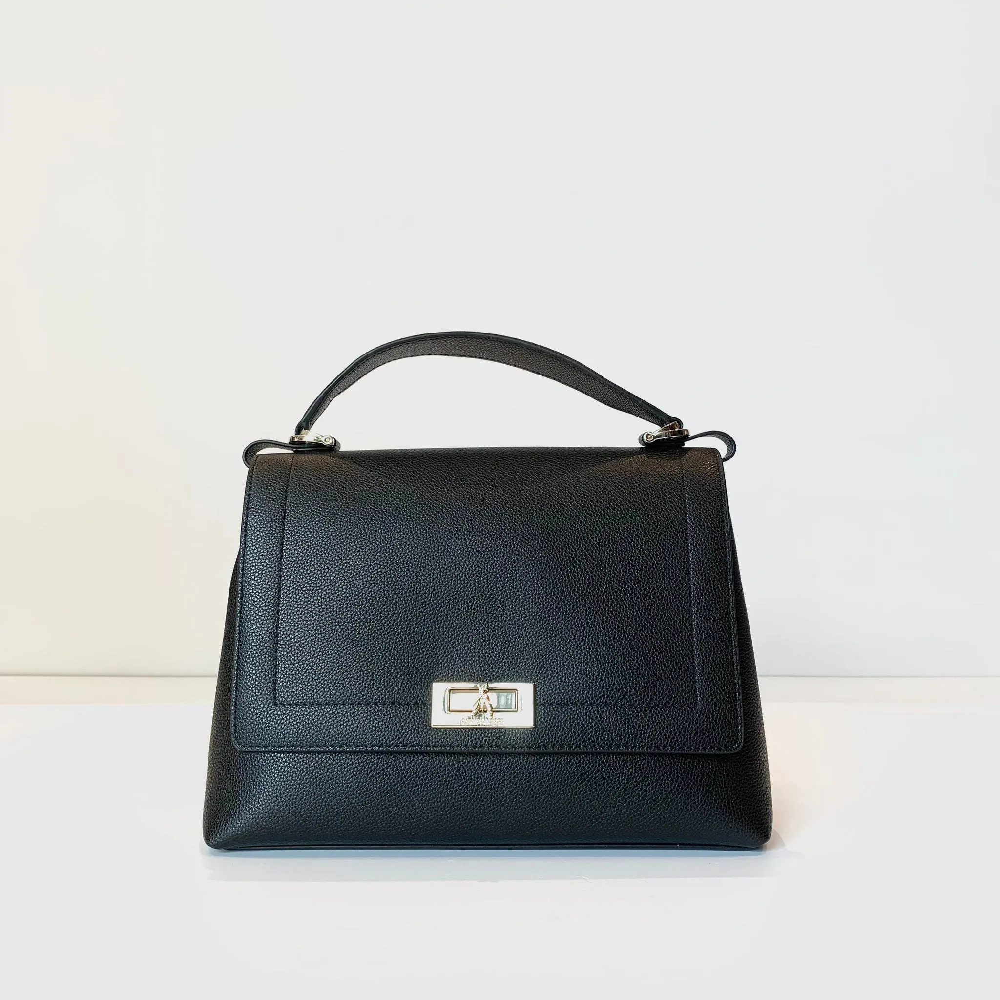 W4-8B0210 Borsa con Patta Nera  